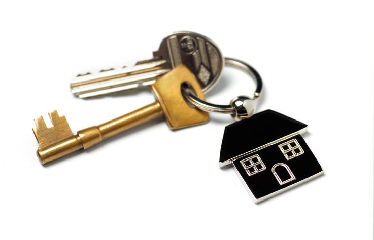 klucze z breloczkiem w kształcie domku
